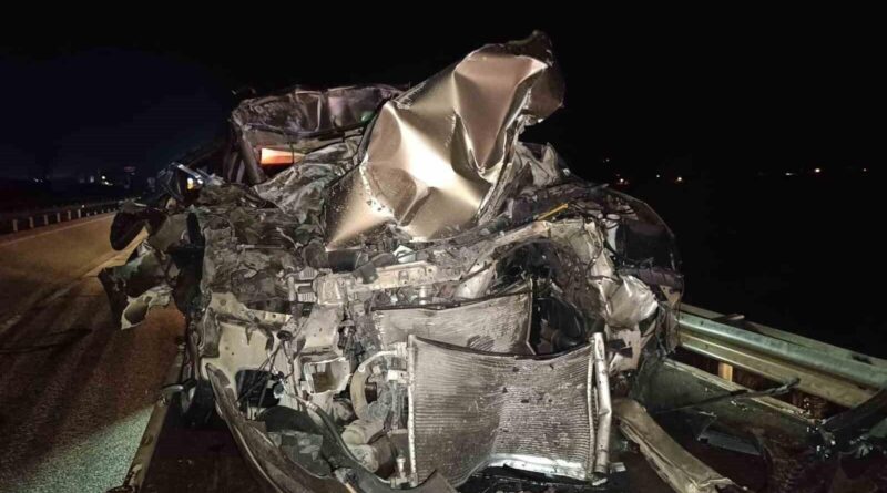 Afyonkarahisar'da Kaza: Otomobil Hurdaya Dönüştü, 1 Kişi Ağır Yaralandı 1