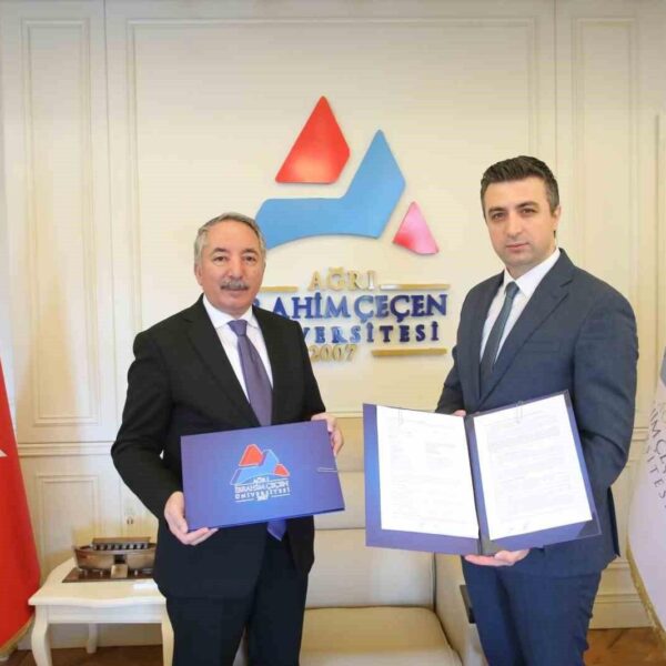 AİÇÜ Rektörü Prof. Dr. Abdulhalik Karabulut ve Ağrı İŞKUR Müdürü Emrah Ataş protokolü imzalıyor.-1