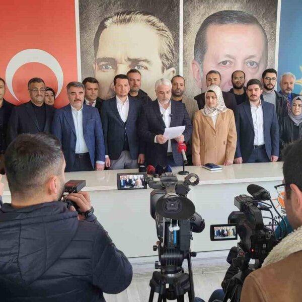 AK Parti Adıyaman İl Başkanlığı basın açıklaması düzenliyor