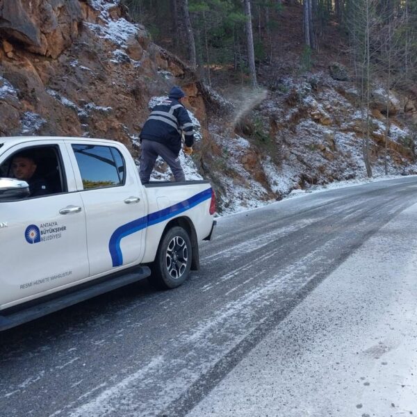 Alanya'da tuzlama çalışması yapan ekipler-1