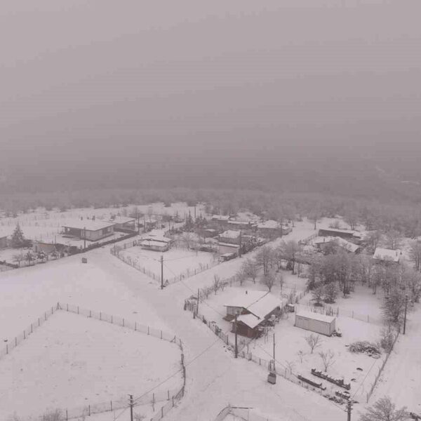 Alp Ceylan'ın dron ile çektiği karlı dağ manzarası-5
