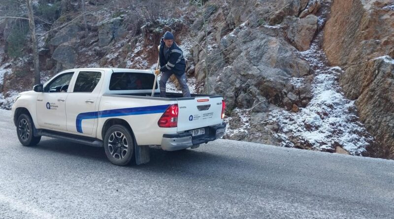Antalya Büyükşehir Belediyesi, Alanya'da Yüksek Kesimlerdeki Yolları Açık Tutmak İçin Tuzlama Çalışması Yaptı 1