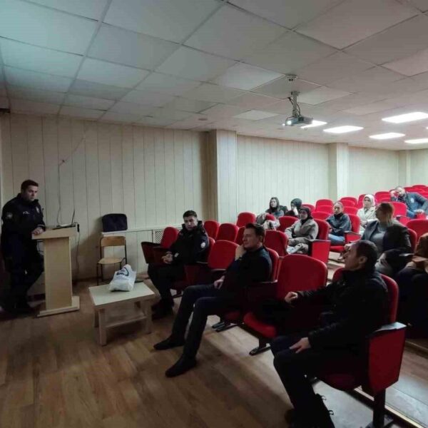Ardahan İl Emniyet Müdürlüğü ekipleri tarafından düzenlenen güvenli internet kullanımı çalışması-10