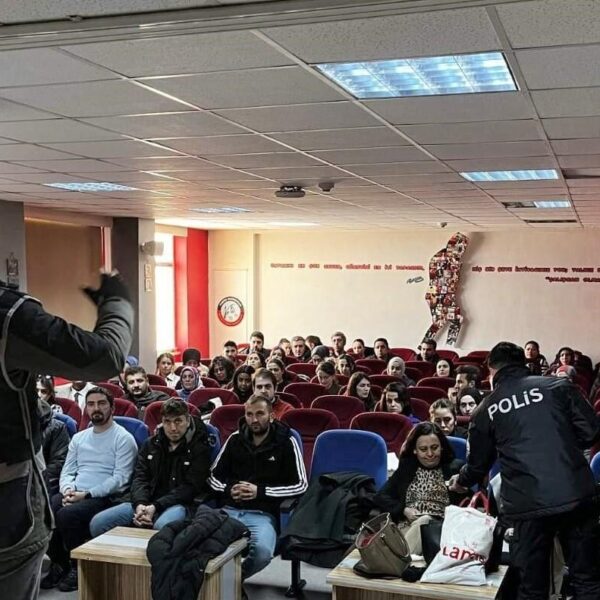 Ardahan İl Emniyet Müdürlüğü ekipleri tarafından düzenlenen güvenli internet kullanımı çalışması-4