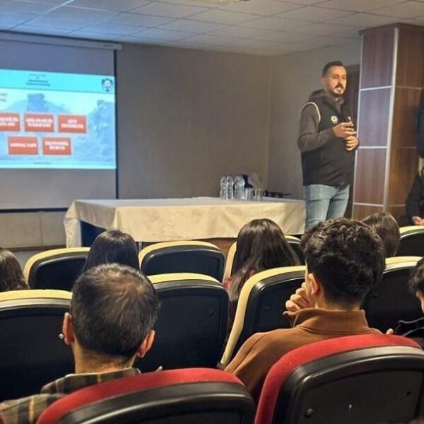 Ardahan İl Emniyet Müdürlüğü ekipleri tarafından düzenlenen güvenli internet kullanımı çalışması-6