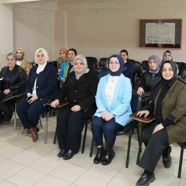 Arıcılık eğitimi sırasında katılımcılar ve eğitmen