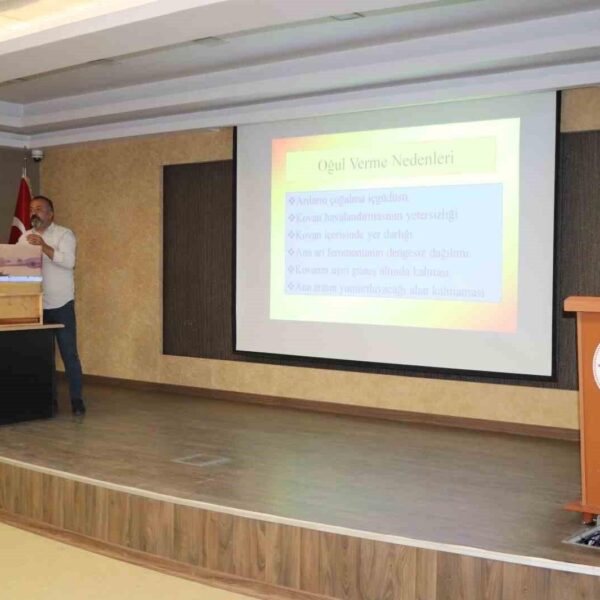 Arıcılık kursunda verilen teorik eğitimler-3