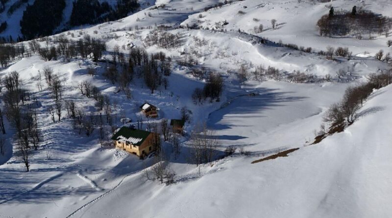 Artvin'in Maden Köyü: Kışın Büyüleyici Manzarası ve Geleneksel Ahşap Mimarisi 1