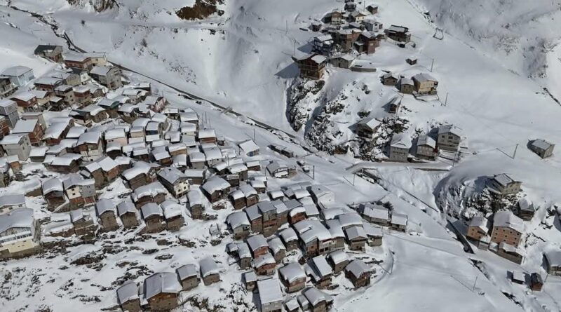 Artvin Yüncüler Köyü Yaylası Karla Kaplandı: Kartpostallık Manzara 1