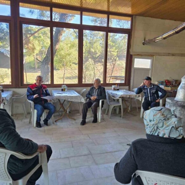 Aydın'daki bir üretici ile Tarım ve Orman Bakanlığı temsilcisi-1
