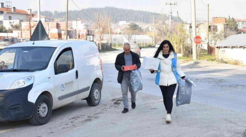 Balıkesir Büyükşehir Belediyesi, Dar Gelirli Ailelerin Çocuklarına Mont ve Bot Desteği Sağladı 1