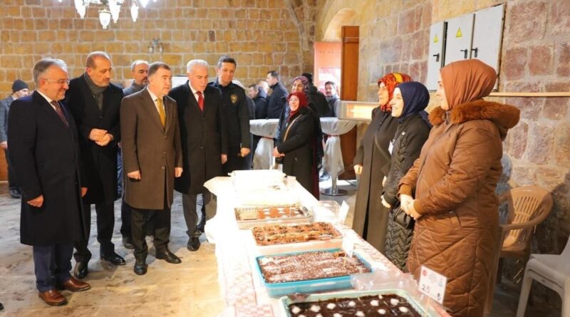 Bayburt Valisi Mustafa Eldivan'ın katılımıyla Tarihi Taşhan'da 'Bir Tuğla da Senden Olsun' Hayır Çarşısı Açıldı 1
