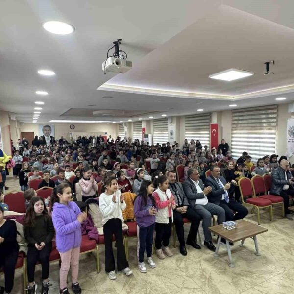 Beyağaç Belediye Başkanı Sezayi Pütün'ün çocuklarla birlikte etkinlikte olması-3
