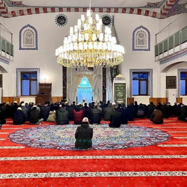 Camide düzenlenen 'Ailece Sabah Namazında Buluşuyoruz' programında vatandaşlar-2