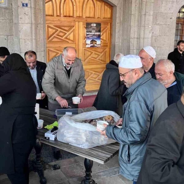 Camide düzenlenen 'Ailece Sabah Namazında Buluşuyoruz' programında vatandaşlar-5