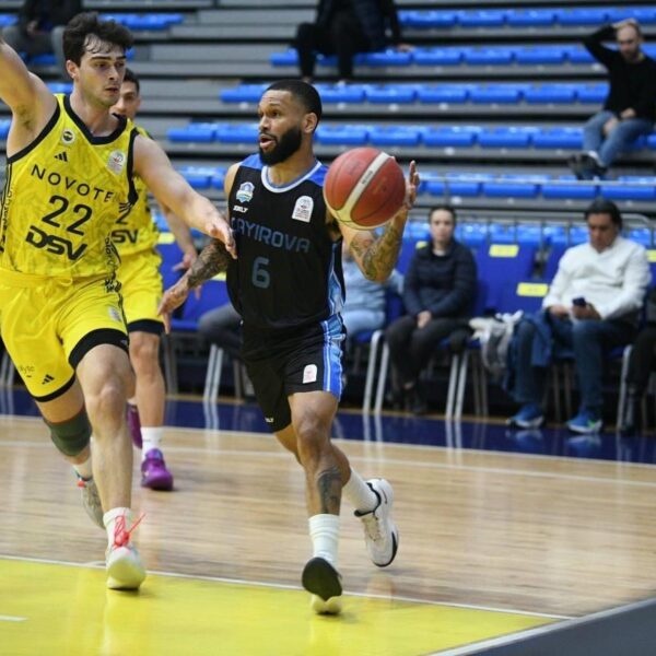 Çayırova Belediyesi basketbol takımının Fenerbahçe Koleji Novotel ile oynadığı maçın anlarından birisi.-2