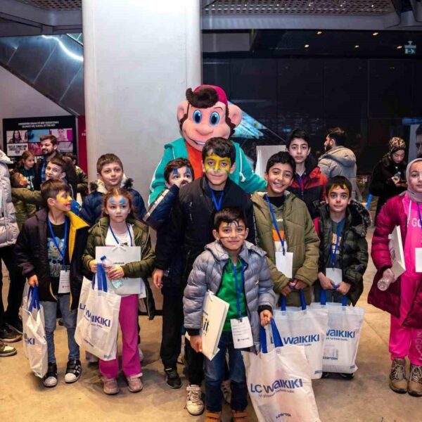 Çocuk Filmleri Festivali'nde eğlenen çocuklar.-3