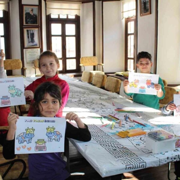 Çocuklar ebru sanatı atölyesinde-1