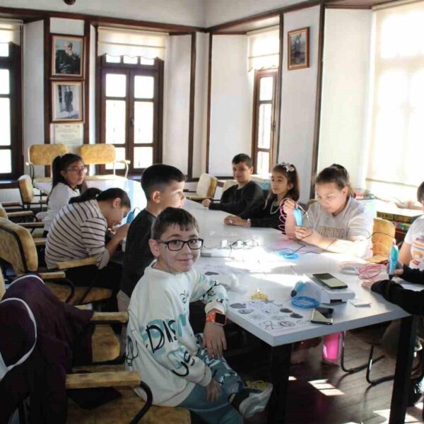Çocuklar robotik kodlama atölyesinde-2
