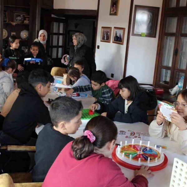 Çocuklar robotik kodlama atölyesinde-4