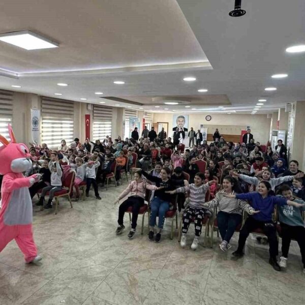 Çocuklar şenlikte eğlenmektedir.-1