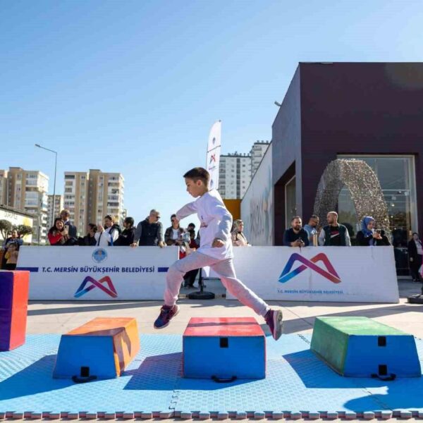 Çocukların Sporbüs parkur etkinliğinde eğlenmesi-1