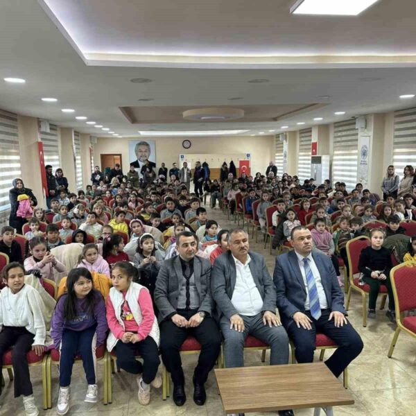 Çocukların tiyatro gösterisini izlemesi-2
