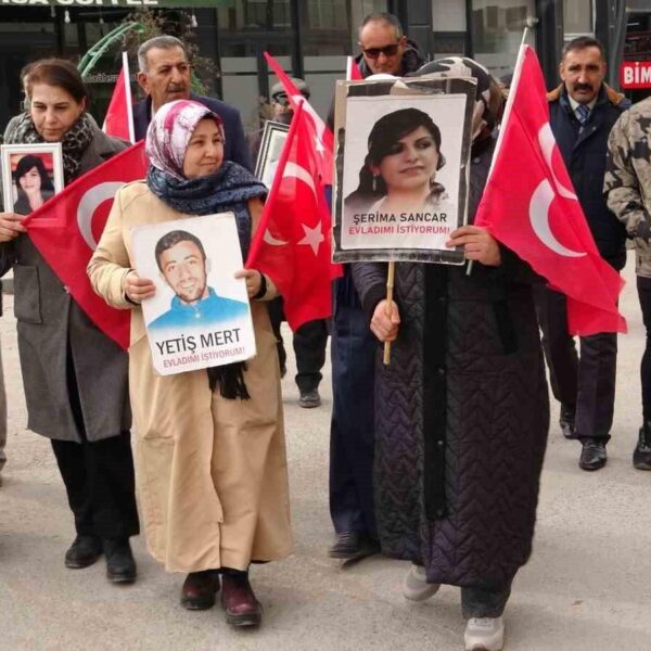 Çocuklarını dağa kaçırılan ailelerin DEM Parti İl Başkanlığı önünde protesto eylemi-1