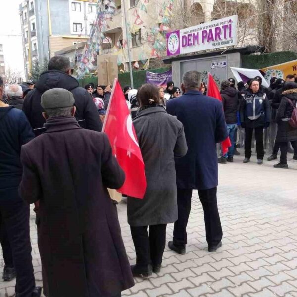 Çocuklarını dağa kaçırılan ailelerin DEM Parti İl Başkanlığı önünde protesto eylemi-3