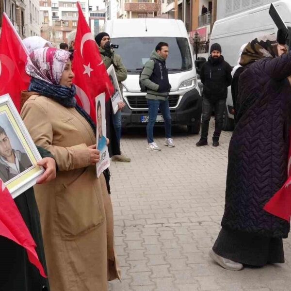 Çocuklarını dağa kaçırılan ailelerin DEM Parti İl Başkanlığı önünde protesto eylemi-4