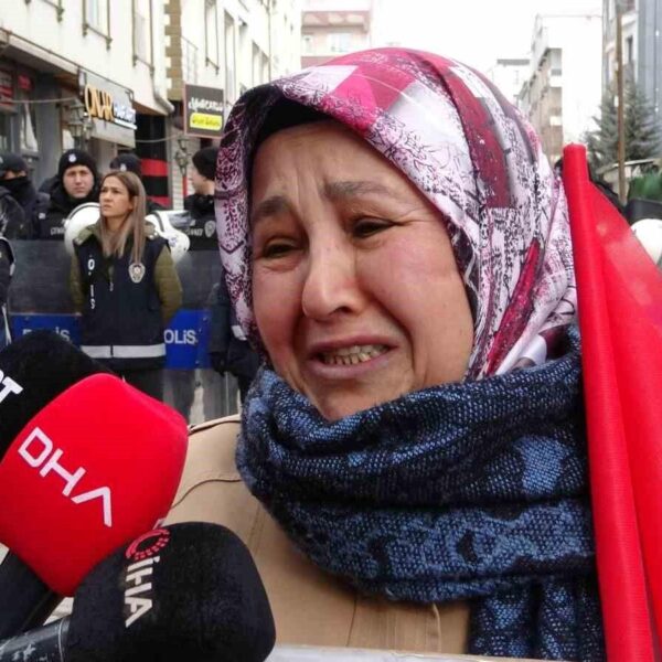 Çocuklarını dağa kaçırılan ailelerin DEM Parti İl Başkanlığı önünde protesto eylemi-5