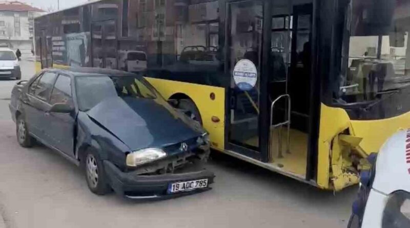 Çorum'da Otobüs ve Araç Çarpması Sonucu 2 Kişi Yaralandı 1