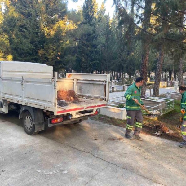 Denizli Büyükşehir Belediyesi ekiplerinin Şehir Kabristanı'nda temizlik çalışmaları-3