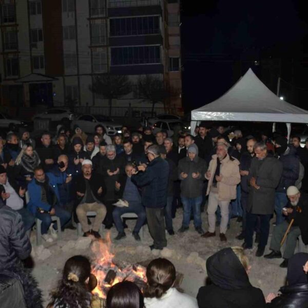 Deprem mağdurlarının anma töreninde karanfiller bıraktığı yıkık bir bina.-1