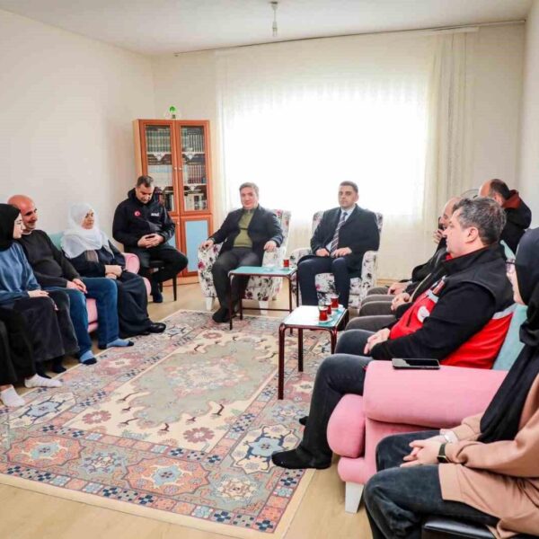 Depremzede Arıca ailesi ile Vali Aydoğdu'nun sohbeti.