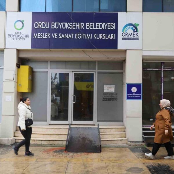 Depremzede kadınların ORMEK kurslarında eğitim aldığı görseli.-1