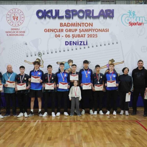 Dereceye giren sporculara madalyalar takdim ediliyor-3
