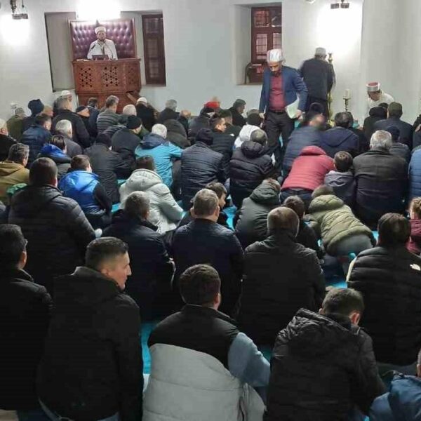Devrek'te camide yapılan Berat Kandili programı
