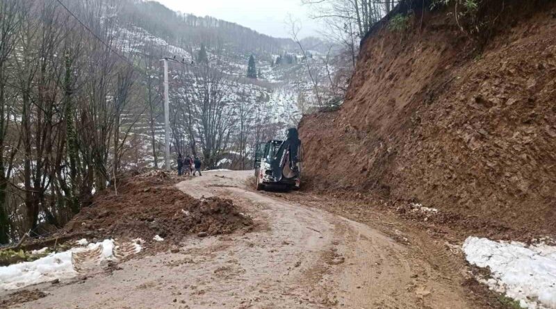 Düzce'nin Gölyaka İlçesinde Heyelan Meydana Geliyor, Yol Trafiğe Açıldı 1