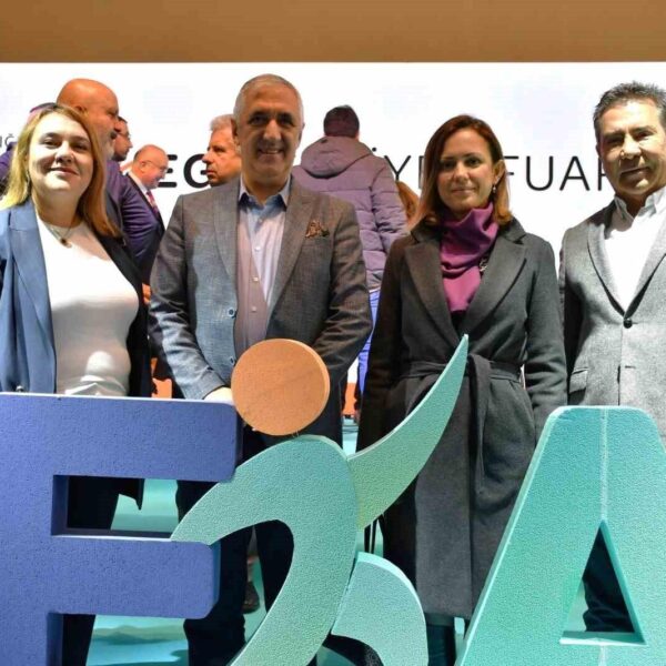 EGEKAF'25 fuarında öğrenciler ve işverenler-1