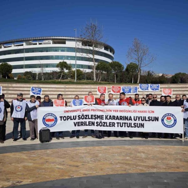 Eğitim-Bir-Sen Manisa 2 Nolu Şube Başkanı Bilal Elbir basın açıklamasında konuşuyor.-2