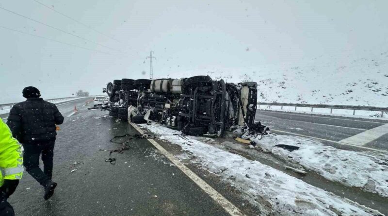 Elazığ’da Sürücünün Direksiyon Hakimiyetini Kaybettiği Tır Yan Yattı 10