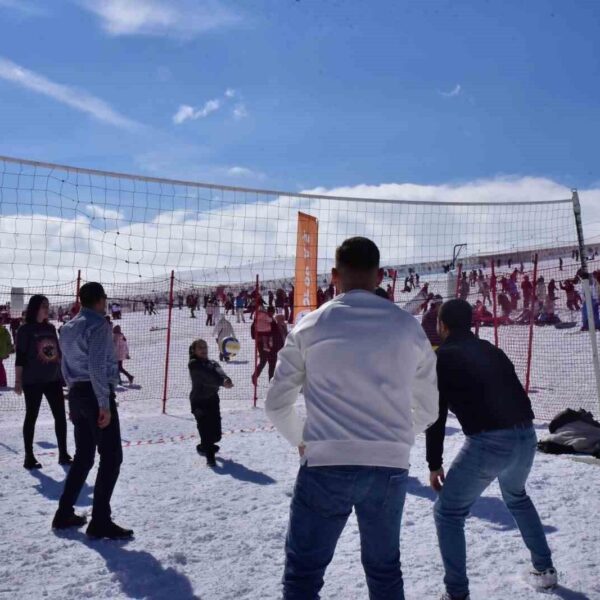 Erciyes kayak merkezindeki spor şenliği katılımcıları-1