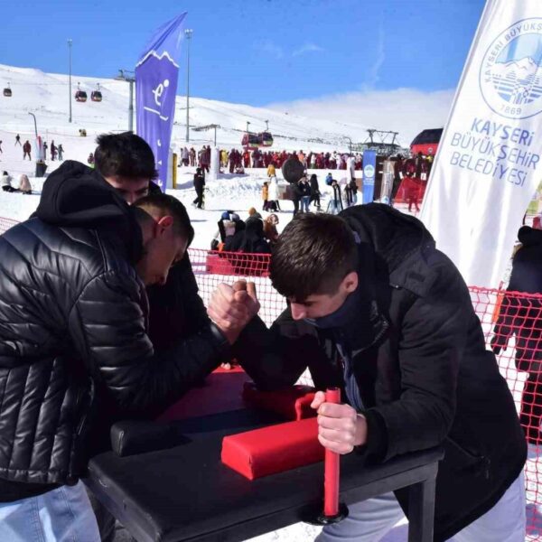Erciyes kayak merkezindeki spor şenliği katılımcıları-3