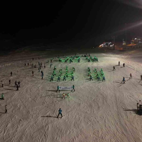 Erciyes kayak merkezindeki spor şenliği katılımcıları-5