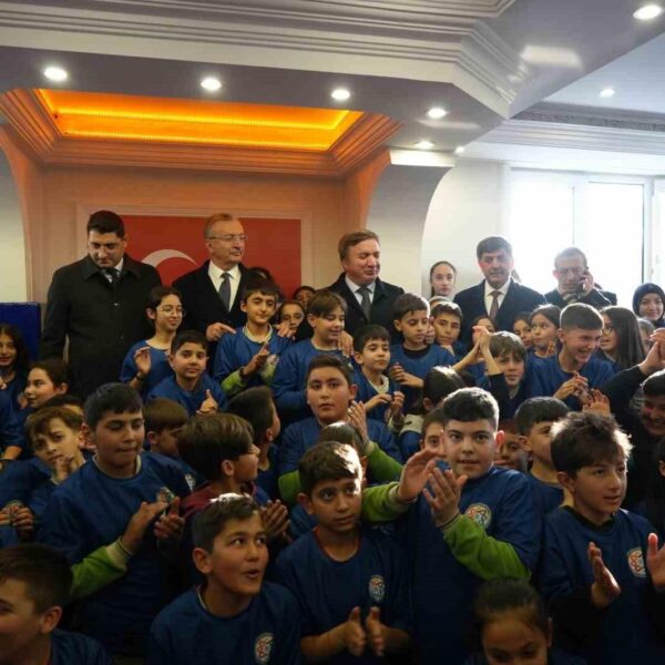 Erzincan'da çocuklara Değer Erzincan tişörtleri dağıtılıyor-2