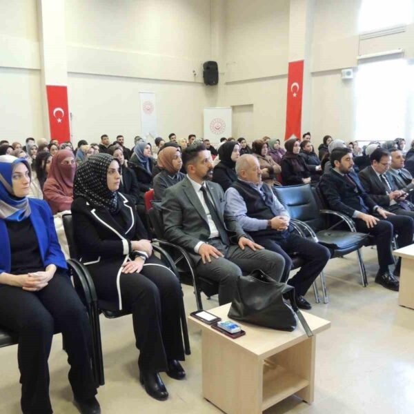Erzurum ASH İl Müdürü Hasan Aykut, yeni göreve başlayan personele oryantasyon eğitimi programını açıyor.-1