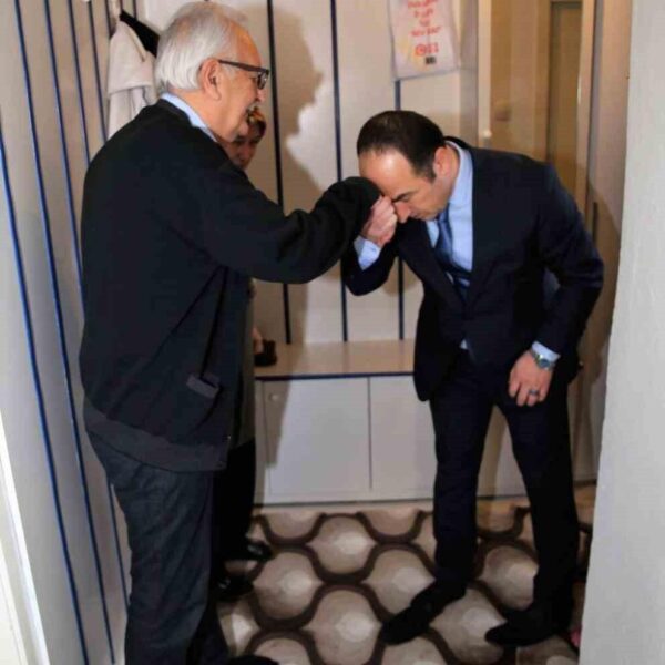 Eskişehir İl Emniyet Müdürü Tolga Yılmaz, şehit Komiser Mustafa Ay'ın ailesini ziyaret ediyor.-3