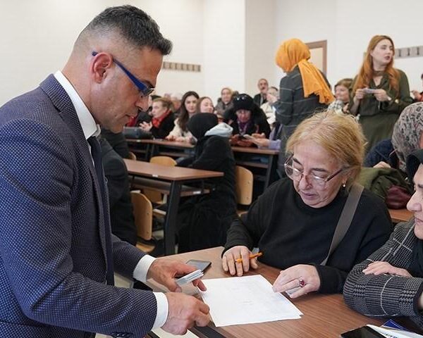 ETÜ Rektörü Prof. Dr. Bülent Çakmak ve 60+ Tazelenme Üniversitesi öğrencileri oryantasyon programında.-11