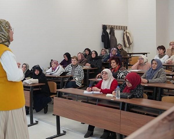 ETÜ Rektörü Prof. Dr. Bülent Çakmak ve 60+ Tazelenme Üniversitesi öğrencileri oryantasyon programında.-5